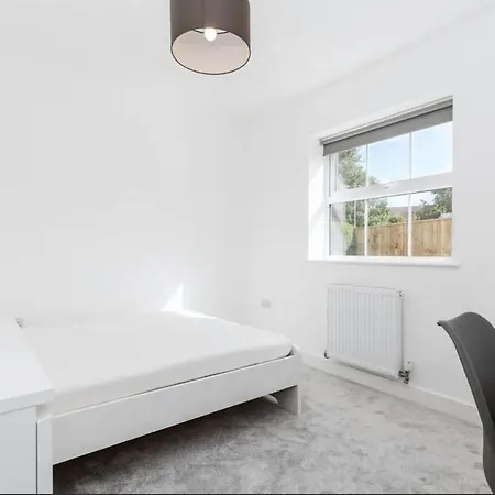 7 Bed Modern House With 5 Bathrooms And Garden *