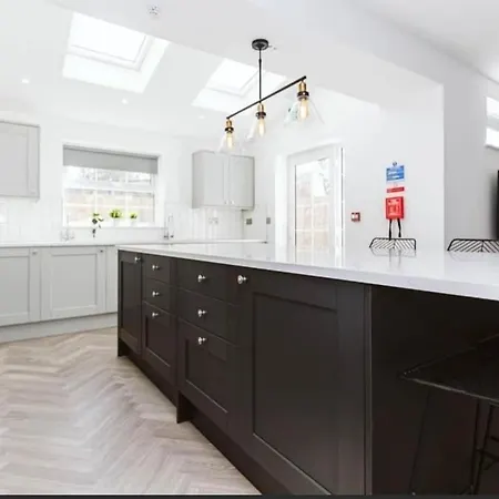 7 Bed Modern House With 5 Bathrooms And Garden Ferienhaus Bristol