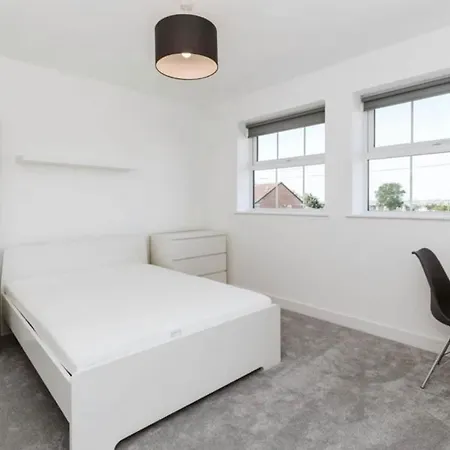 7 Bed Modern House With 5 Bathrooms And Garden * Bristol
