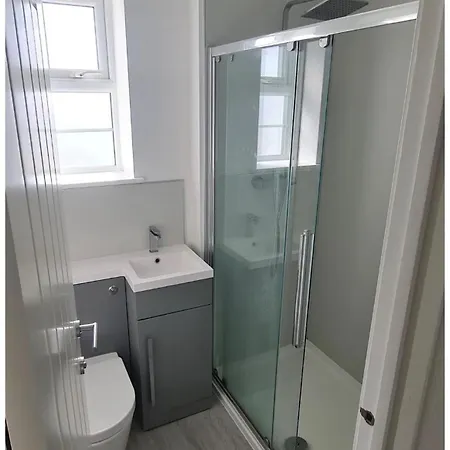 7 Bed Modern House With 5 Bathrooms And Garden *